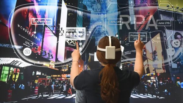 元宇宙是如何利用技术传递VR系统，对商业发展有什么好处？