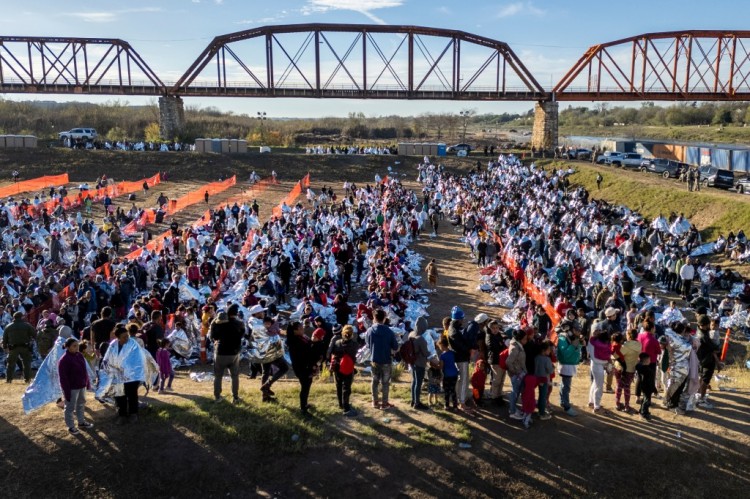 [喜悦]超过 11,000 名移民聚集在南部边境——大篷车前往美国