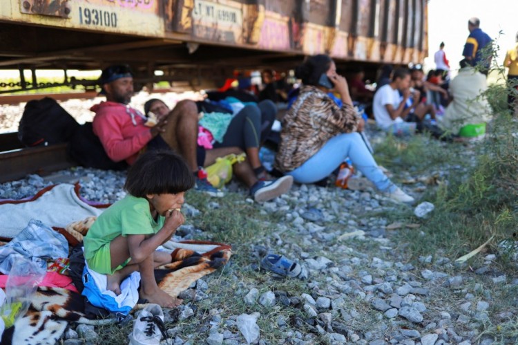 超过11000名移民聚集在南部边境大篷车前往美国