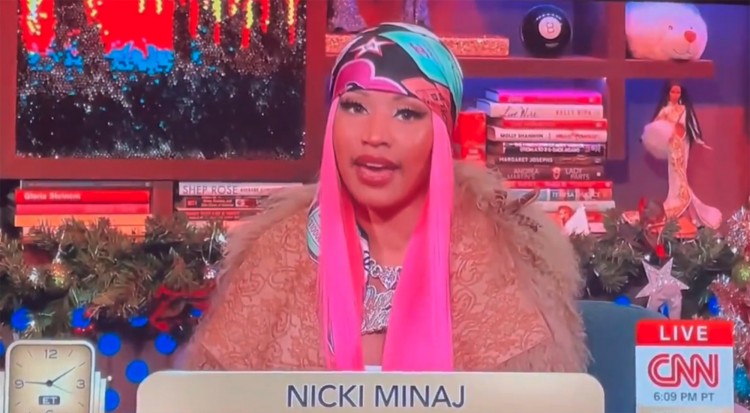 安德森库珀ANDERSONCOOPER对妮琪米娜NICKIMINAJ新年决心的搞笑反应迅速走红