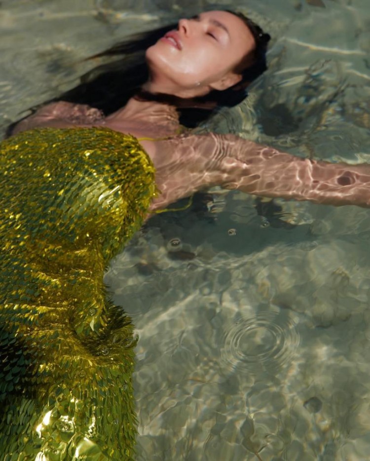 伊琳娜谢克IRINASHAYK身穿价值700美元的亮片迷你裙游泳为2024年拉开帷幕