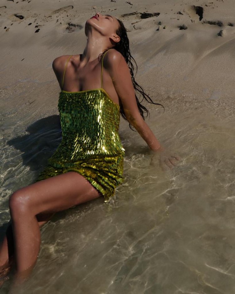 伊琳娜谢克IRINASHAYK身穿价值700美元的亮片迷你裙游泳为2024年拉开帷幕