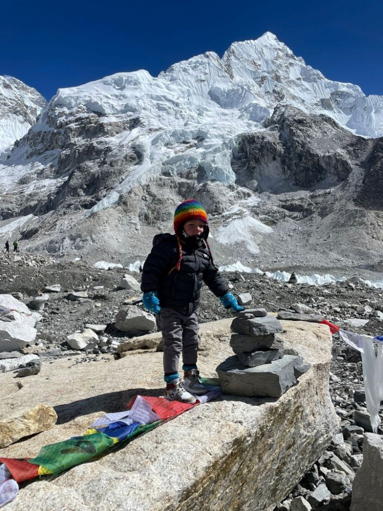 [海伦]2岁男孩被认为是有史以来到达珠穆朗玛峰大本营的最年轻的人