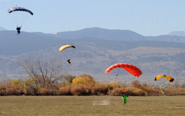 科罗拉多州跳伞运动员因降落伞未能展开而坠落身亡报告