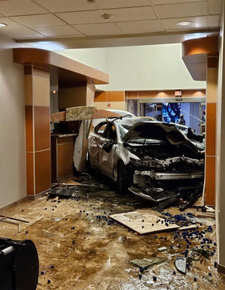 汽车冲入德克萨斯州奥斯汀医院急诊室造成1人死亡5人受伤