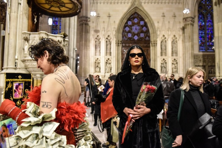 圣帕特举行罕见的赔偿弥撒以赎罪举办亵渎的跨性别葬礼