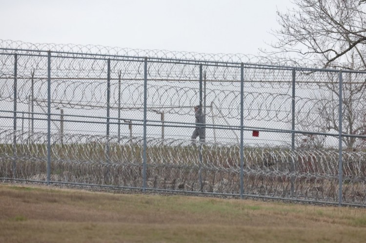 孤独的吉斯莱恩麦克斯韦尔GHISLAINEMAXWELL在佛罗里达州监狱的院子里踱步她正在该监狱服刑20年