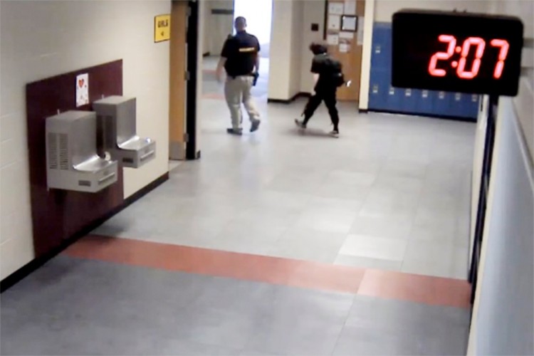 视频显示非二元学生内克斯本尼迪克特向警察解释浴室争吵他们三个都来了