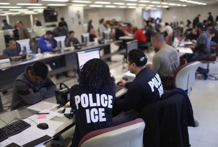埃里克亚当斯ERICADAMS呼吁市政府官员与ICE合作处理涉嫌犯有严重犯罪的移民