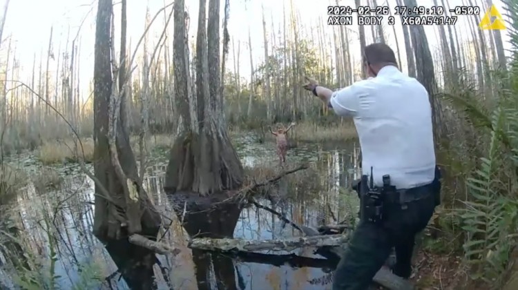 温馨视频显示警员们营救在佛罗里达州沼泽中失踪的5岁自闭症女孩