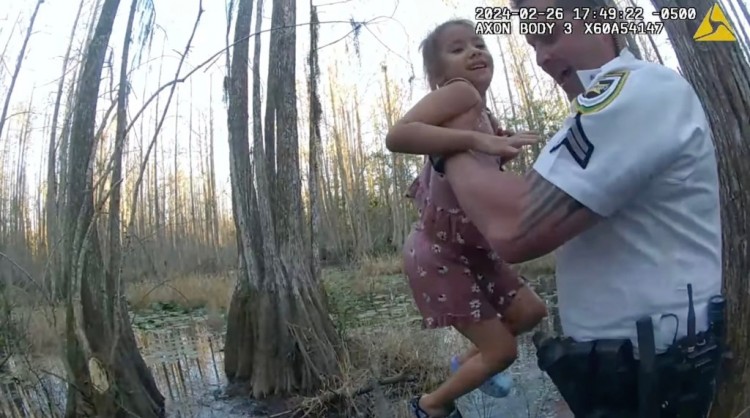 温馨视频显示警员们营救在佛罗里达州沼泽中失踪的5岁自闭症女孩