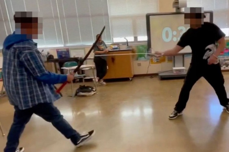 新墨西哥州老师举行的课堂剑决斗导致青少年学生神经被切断诉讼