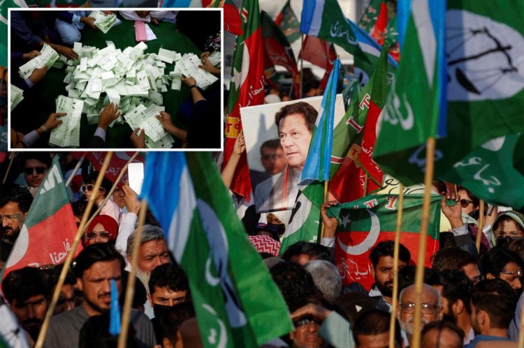 巴基斯坦在新议会中宣誓就职伊姆兰汗的追随者在外面混乱的场景中抗议投票