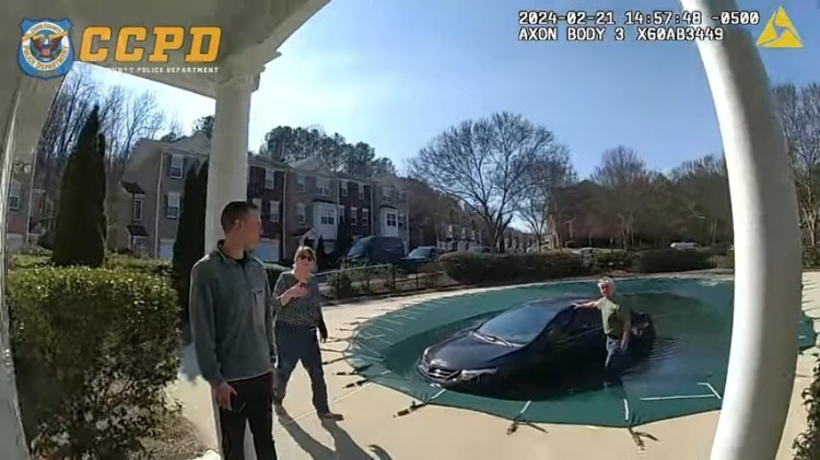 奇怪的视频显示佐治亚州警察营救在有顶泳池顶部坠毁的司机