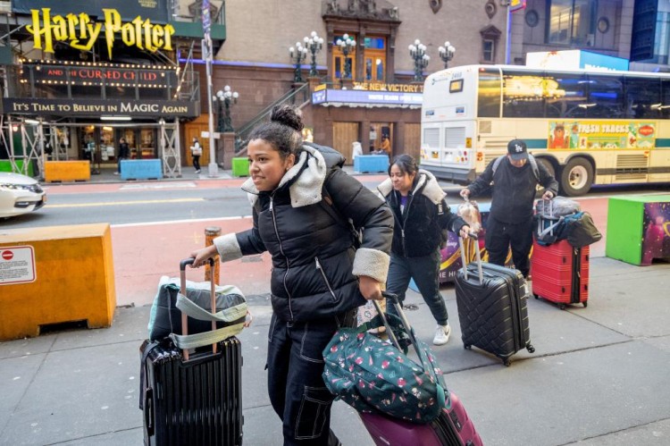 官员警告危险帮派分子在纽约街头公开向移民出售假身份证和绿卡