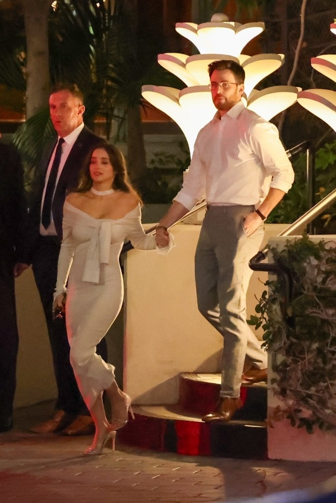 [丽莎]克里斯·埃文斯和妻子阿尔巴·巴普蒂斯塔在奥斯卡颁奖典礼前的派对上牵手约会之夜
