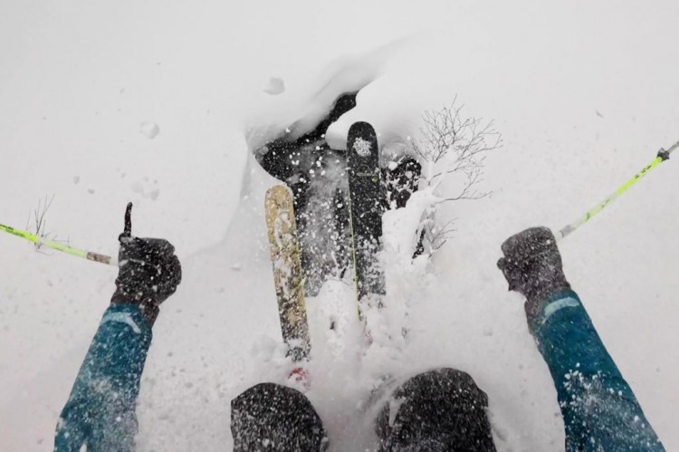 [喜悦]20 岁滑雪者从新罕布什尔州高山 600 英尺高处坠落身亡